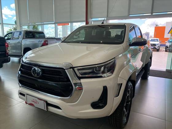 TOYOTA HILUX 2.8 D-4D TURBO DIESEL CD SRX PLUS 4X4 AUTOMÁTICO